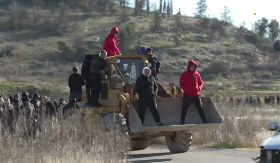 Kolona građana Zete krenula bagerom da oslobode Botun